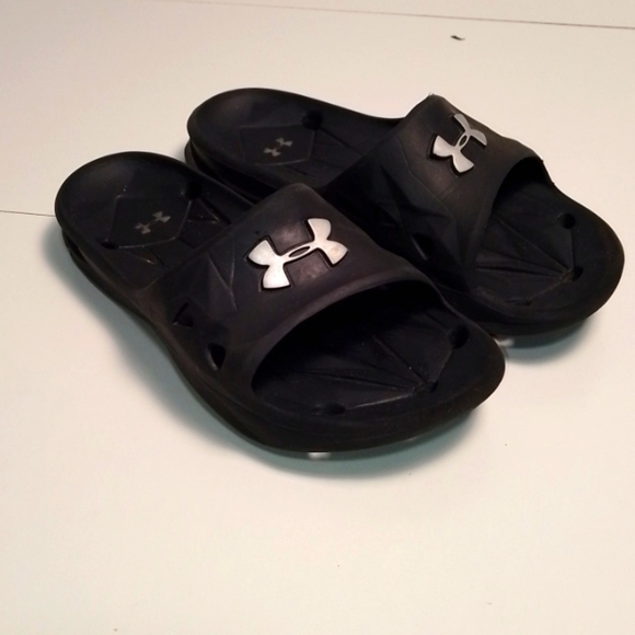 Under Armour  black rubber sandals woman size 5 or youth size 4 great condition - Picture 1 of 3